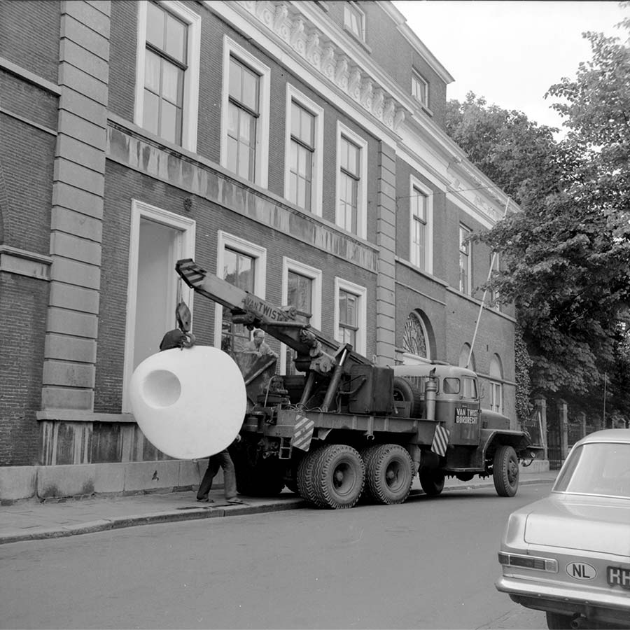 "tien jonge dordtse kunstenaars" Waarheid en Vrede room - Dordrechts Museum - 1972.